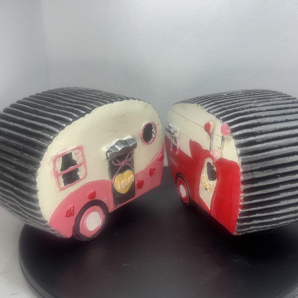 Vintage Ceramic Camper | Funky Old Streamline Camper (2)
